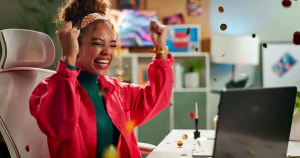 Mulher Feliz Laptop Celebração Com Confete Escritório Para Ganhar Promoção — Vídeo de Stock