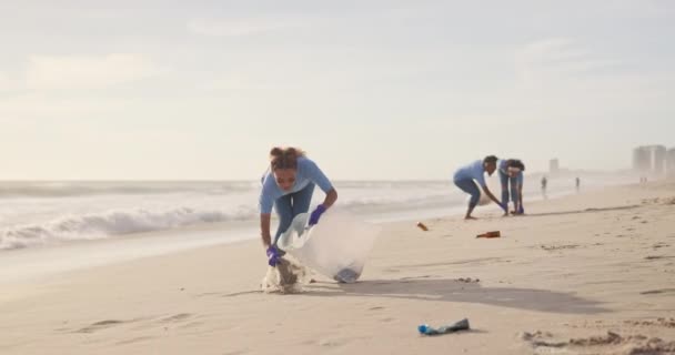 Limpeza Voluntariado Equipe Mulheres Praia Luvas Para Reciclagem Resíduos Livre — Vídeo de Stock