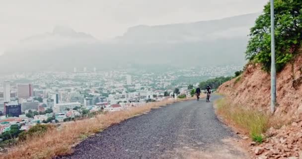Άνθρωποι Ποδηλασία Και Ανηφορικό Βουνό Για Αθλητική Άσκηση Πρωί Ομίχλης — Αρχείο Βίντεο