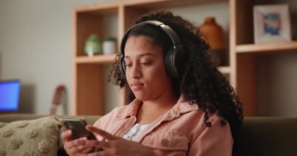 Menina Casa Sofá Smartphone Com Fone Ouvido Para Playlist Música — Vídeo de Stock