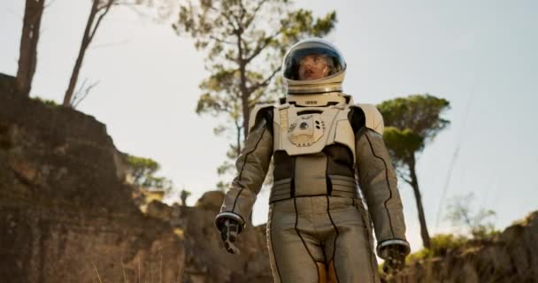Planeta Podróże Astronauta Spacerujący Lesie Aby Zbadać Opuszczony Świat Planetę — Wideo stockowe