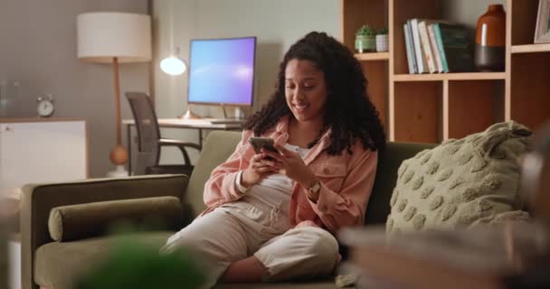 ソーシャルメディア コミュニケーション ソファー 大学のための電話を持つアパート Gen と女性の人 リラックスして自宅で休憩 テキストのための休憩とモバイル — ストック動画