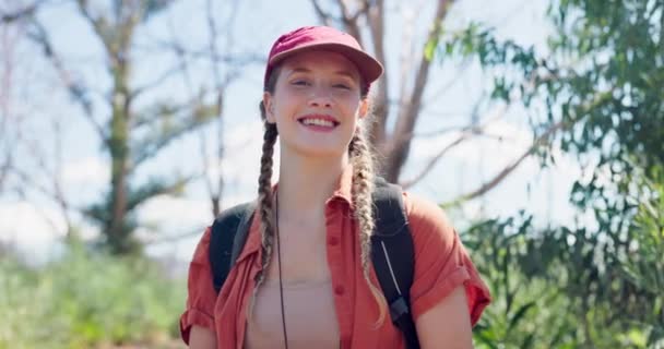 ハイキング バックパック 大学休憩の大学生のエコアドベンチャーで旅行 女性と顔 休日の自然トレイルでメキシコの肖像画と笑顔でギャップ年 旅とトレッキング — ストック動画