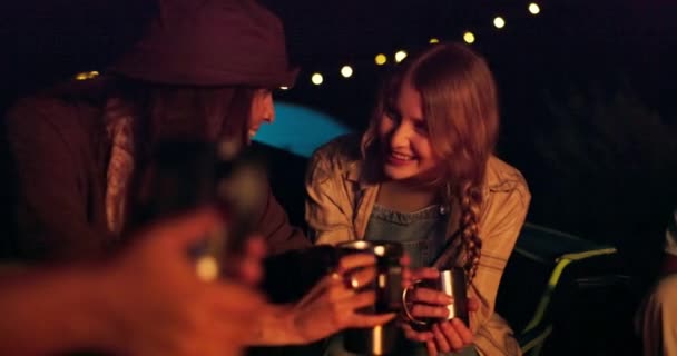 Noc Camping Przyjaciele Kawą Śmiejąc Się Rozmawiając Późnej Przygodzie Świeżym — Wideo stockowe