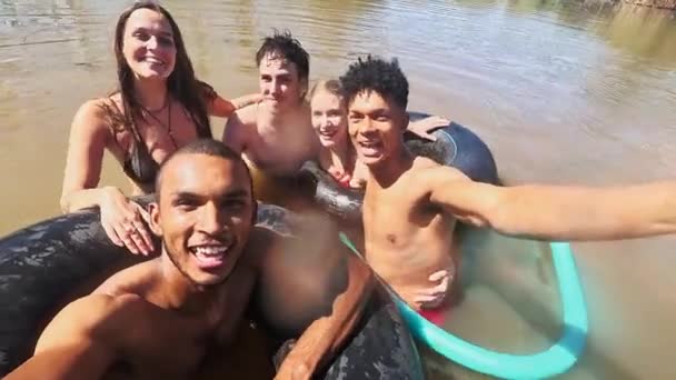 Selfie Schwimmen Und Freunde See Der Natur Urlaub Sommerurlaub Und — Stockvideo