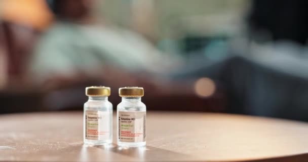 Glas Fles Handen Met Medicijnen Kliniek Voor Farmaceutische Psychedelische Behandeling — Stockvideo