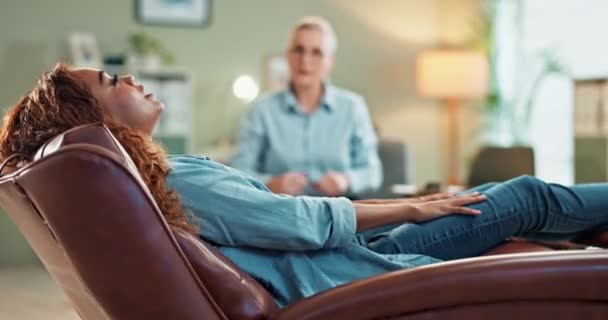 Therapie Counseling Vrouw Bank Met Trauma Angst Stress Ketamine Behandeling — Stockvideo