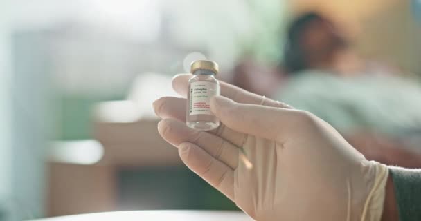 Glas Fles Hand Met Medicijnen Kliniek Voor Farmaceutische Psychedelische Behandeling — Stockvideo
