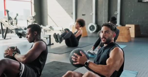 Top Karın Kası Egzersiz Sınıfında Karın Kaslarını Çalıştıran Erkekler Denge — Stok video