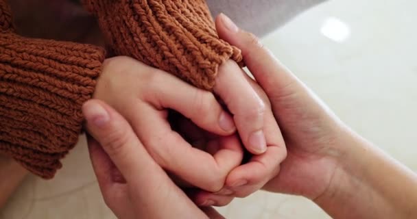 Menschen Die Händchenhalten Und Angstunterstützung Für Psychische Gesundheit Trauer Oder — Stockvideo