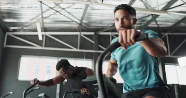 Ισχυρή Γυμναστήριο Άνθρωπος Μηχανή Ποδηλασίας Για Ένα Σώμα Προπόνηση Καρδιο — Αρχείο Βίντεο