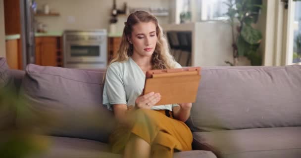 Tablet Búsqueda Mujer Sofá Pensando Planificación Curiosidad Sobre Proceso Solicitud — Vídeos de Stock