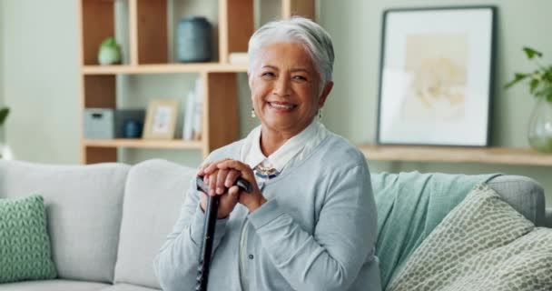 Uśmiech Twarz Starsza Kobieta Kanapie Relaks Szczęście Spokój Salonie Emerytura — Wideo stockowe