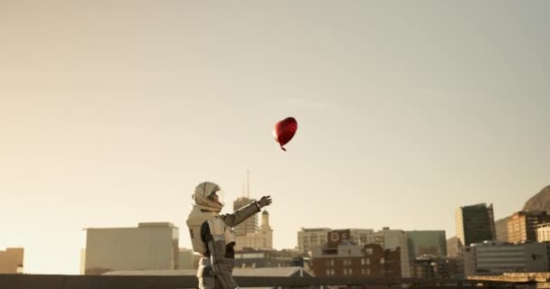 Astronaut Heart City Balloon Sky Love Space Flying Air Sunset — Stock Video