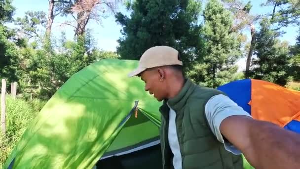Camping Vlog Selfie Człowieka Namiotem Tworzenia Treści Transmisji Żywo Transmisji — Wideo stockowe