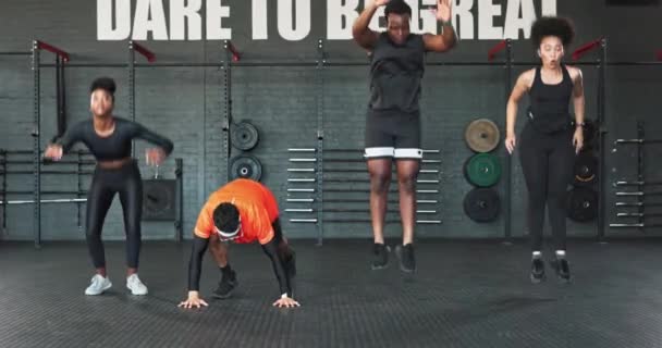 跳跃助推器和运动员在健身房进行健康 健康和肌肉锻炼 多样性 体育和群策群力共同应对挑战的人群 — 图库视频影像