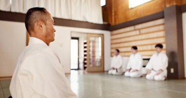 Japon, erkek ve aikido eğitim dojosu veya profesyonel disiplin, dövüş sanatları veya kara kuşak. Usta, öğrenciler ve beden eğitimi için Tokyo 'da sporcu olarak ya da güçlü, formda ya da korunma için.