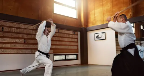 Seorang Pria Aikido Dengan Sensei Pedang Kayu Dan Pelatihan Bertarung — Stok Foto