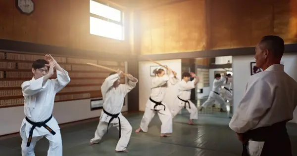 Aikido Skupina Třída Sensei Výcvik Zbraní Dřevěný Meč Pro Cvičení — Stock fotografie