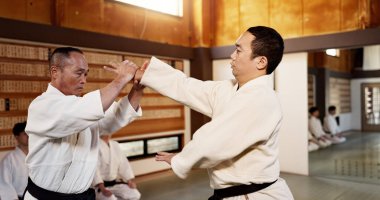Japon üstadı, siyah kuşak öğrencisi ve dövüş ve aikido sınıfı savunma dövüş sanatlarında dövüş sanatları öğreniyor. Bağlılık, savaş ve yetenek, dövüş ve spor disiplininde saygı..