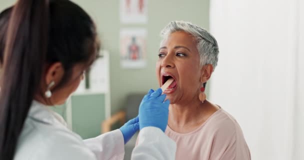Clínica Médico Mujer Examen Depresor Lengua Espátula Para Comprobar Paciente — Vídeo de stock