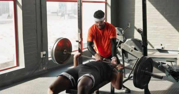 Gym Gewichten Zwakke Man Met Hulp Halters Personal Trainer Met — Stockvideo