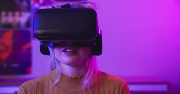 Gaming Virtual Reality Vrouw Met Controller Neon Verlichting Voor Entertainment — Stockvideo