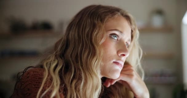 Kvinna Stress Och Trött Hemmet Tänker Ensam Minnet Eller Deprimerad — Stockvideo
