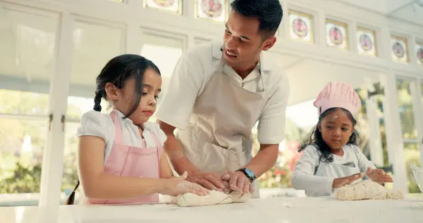 面团和一个爸爸教他的女儿如何在厨房里一起做饭 儿童或有女童的家庭从家中的男性家长那里学习食物 — 图库照片
