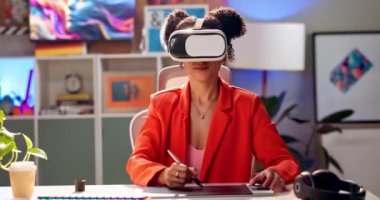 Sanal çizimli VR gözlükler, kadın ve dokunmatik ped ve dijital yazılım işçisinin 3D testi. Teknoloji ve online sanatla geliştirilmiş gerçeklik şirketinde yaratıcı, fütüristik ve profesyonelce.