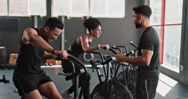 運動のためのジムの健康 インストラクター 自転車 トレーニングの目標を持つボディウェルネスのためのトレーニングクラスの高い5つ コーチ 心臓血管フィットネス ジョイントモビリティ クライアントの進捗 — ストック動画