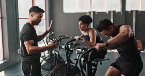 Люди Инструментарий Велосипед Тренажерном Зале Физических Упражнений Старшая Пятерка Тренировочном — стоковое видео