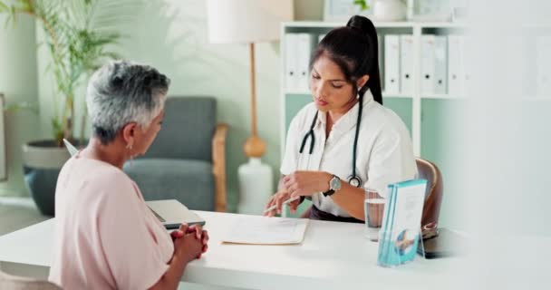 Dokter Senior Vrouw Handtekening Van Patiënt Met Contract Voor Ziektekostenverzekering — Stockvideo