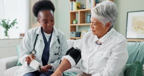 Senior Mujer Médico Con Consulta Presión Arterial Con Diagnóstico Hipertensión — Vídeos de Stock