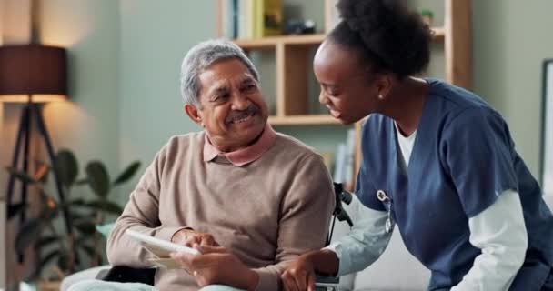 老年人 有图像记忆的男子和护士或有照料者 怀旧或连接的轮椅上的残疾人 在家里 支持或服务中需要记住的病人 妇女和谈话 — 图库视频影像
