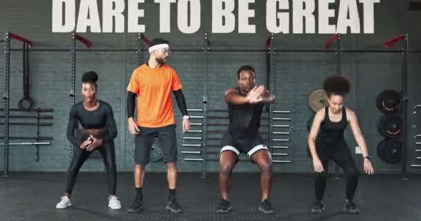 Ludzie Skakać Squat Szkolenia Siłowni Razem Zajęcia Fitness Dla Silnego — Wideo stockowe