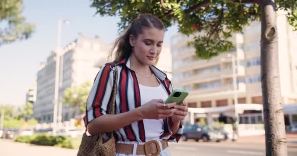 Mujer Teléfono Sonrisa Con Conmutar Caminar Viajar Por Calle Urbana — Vídeo de stock