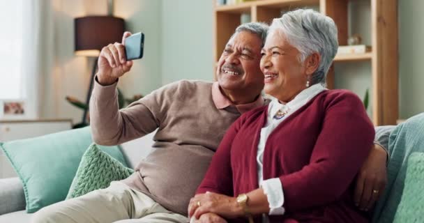 Starsza Para Szczęśliwy Smartfon Rozmowy Wideo Kontakt Komunikacja Salonie Ludzie — Wideo stockowe