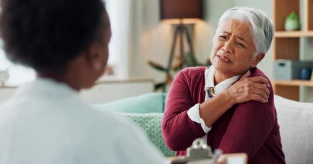 Senior Woman Doctor Consultation Shoulder Pain Injury Explaining Symptoms Medical — Stock Video