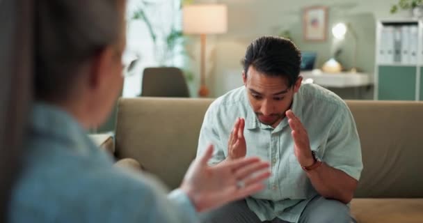 精神衛生 うつ病のためのオフィスで心理学者とセラピー クリニックで精神医学のアドバイスのために医療従事者に話す感情を持つ怒り 男性の人 — ストック動画