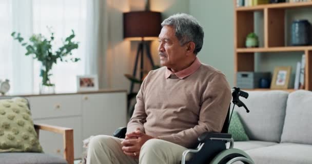 坐轮椅和在家中忧心忡忡 为退休后的记忆丧失或怀旧思潮 纳闷或休憩 在公寓 悲伤或孤独中的行动援助 思考和残疾人 — 图库视频影像