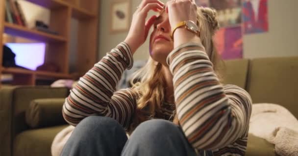 Жінка Тривога Розчаровані Спальні Депресією Безробіття Невдачу Самотність Підлозі Людина — стокове відео