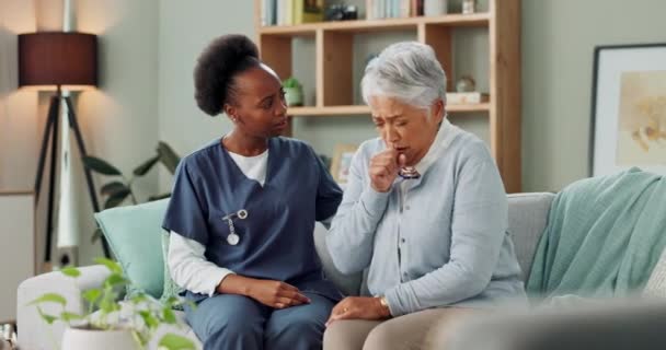 Senior Mulher Tosse Com Enfermeiro Para Consulta Saúde Com Água — Vídeo de Stock