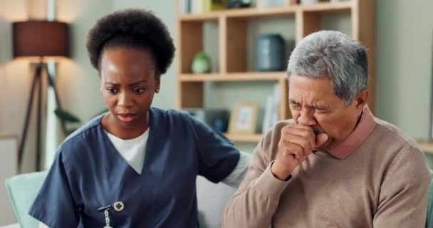 Pacientes Edad Avanzada Hombre Tos Con Enfermero Para Atención Médica — Vídeos de Stock