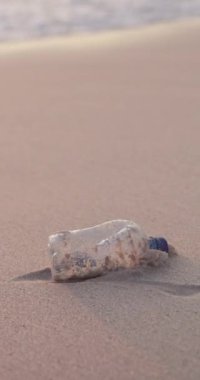 Plastik şişe, plaj ve doğa kirliliği veya çevredeki toprak atığı yönetimi, geri dönüşüm veya çevre dostu. Çöp, okyanus ve çöp ya da temizlik aktivizmi ya da gönüllülük, deniz ya da küresel.