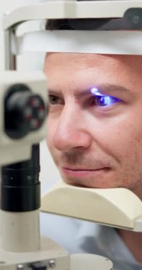 Göz testi, insan ve görme için optometri glokom, lens ya da iris kontrolü için tıbbi ve sağlık muayenesi. Optalmoloji sınavı için kırık lamba, mavi ışık veya lazer makinesi olan hasta.