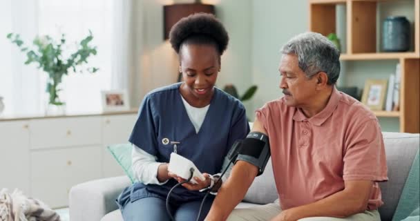 老年人 沙发和护士与血压为心率 心血管支持和结果 老年人 医疗保健和供高血压 会诊或体格检查用的客厅机器 — 图库视频影像