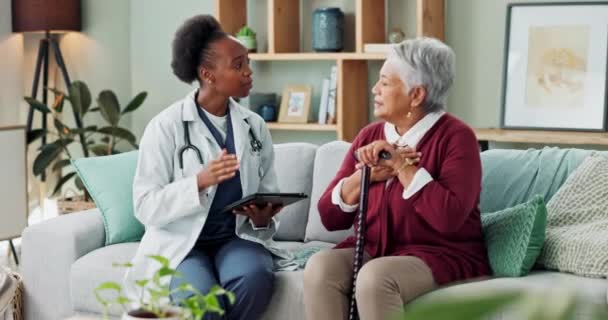 Senior Wanita Dan Dokter Dengan Tablet Untuk Konsultasi Dengan Nyeri — Stok Video