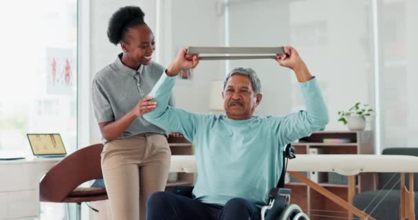 Fisioterapeuta Banda Elástica Senior Con Discapacidad Para Salud Bienestar Rehabilitación — Vídeo de stock