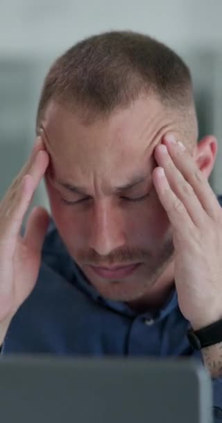 Hombre Dolor Cabeza Burnout Oficina Con Ordenador Portátil Fallo Software — Vídeos de Stock